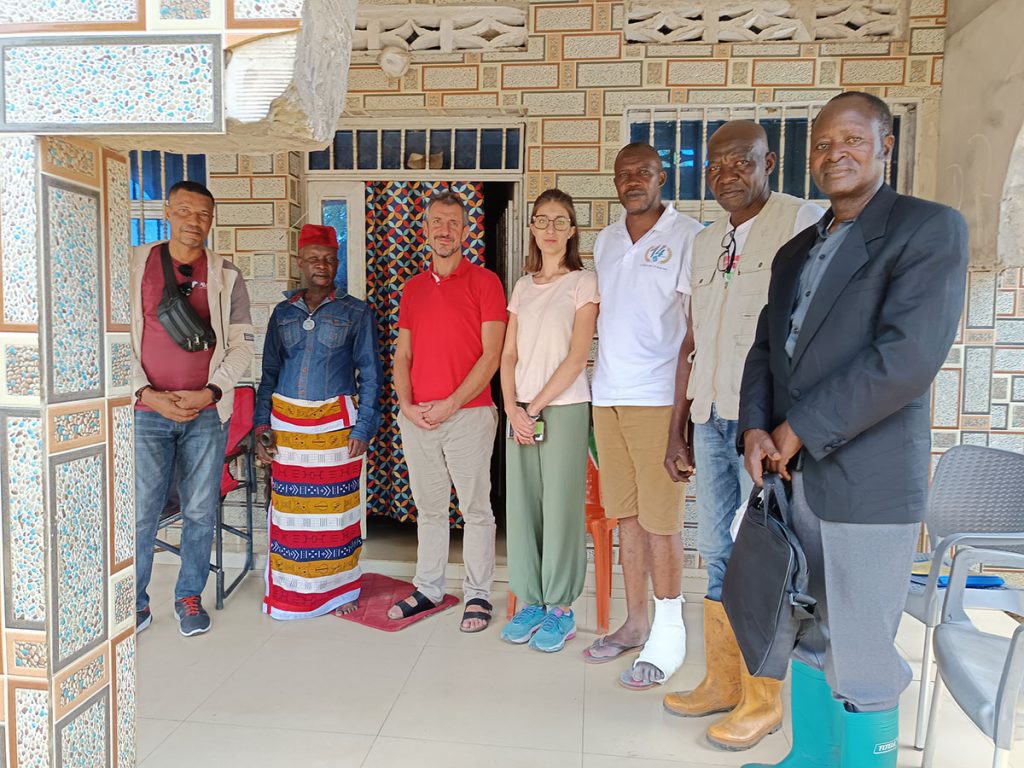 mira a migliorare la sicurezza alimentare nell’altopiano di Bateke (RDC) attraverso la formazione tecnica e gestionale di 1.200 agricoltori, in gran parte donne. Le attività includono educazione comunitaria e iniziative generatrici di reddito. Si contribuisce all’attuazione del Piano Strategico Nazionale di Sviluppo 2021–2024.